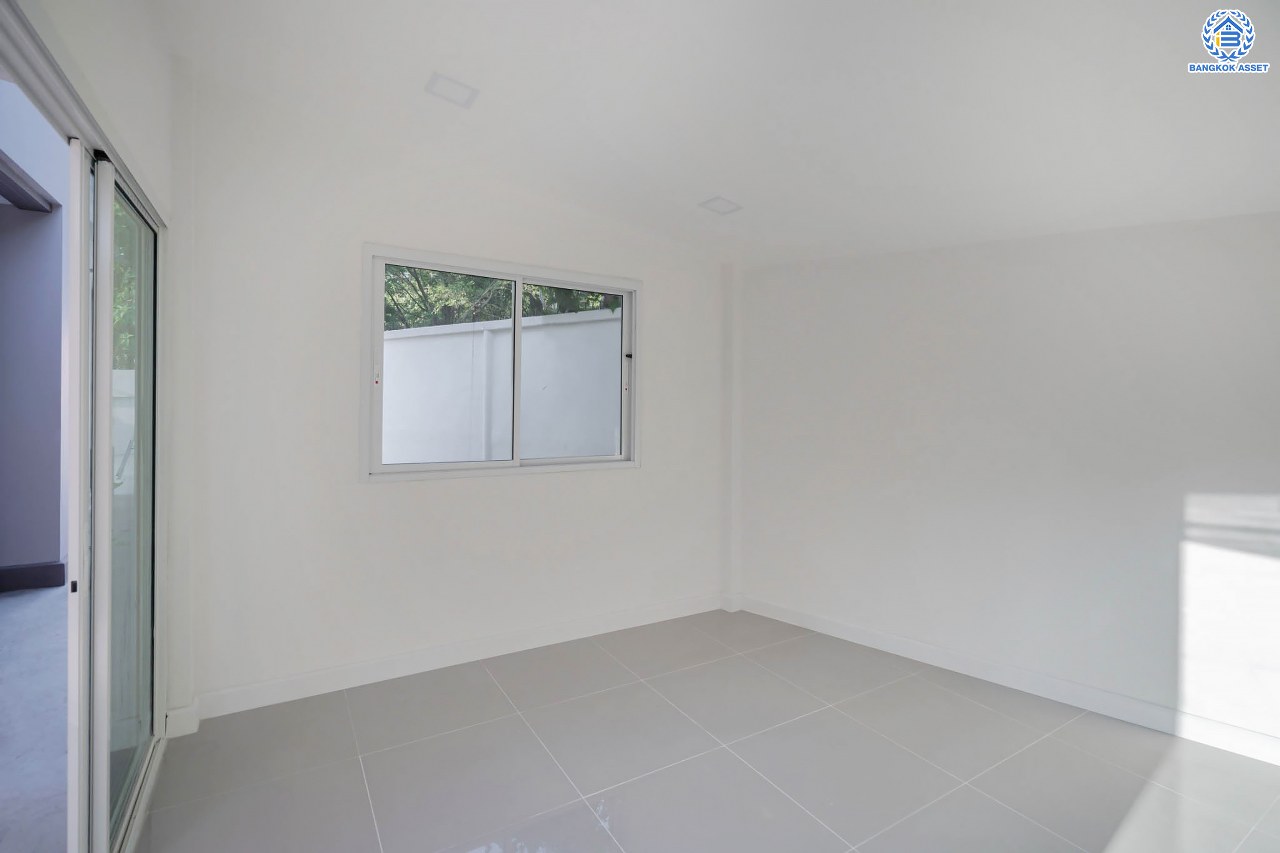 บ้านมือสองตกแต่งใหม่ ดีไซน์สวย โครงการ ชวนชื่นโมดัส จรัญฯ-ปิ่นเกล้า หลังมุม เนื้อที่ 54.7 ตร.ว. ฟังก์ชัน 3 ห้องนอน 2 ห้องน้ำ 1 ห้องอเนกประสงค์ จอดรถได้ 2 คัน รองรับทุกกิจกรรม บนทำเลเชื่อมต่อหลายเส้นทาง ใกล้จุดขึ้นทางด่วน "ประจิมรัถยา" และรถไฟฟ้าสายสีแดง "สถานีบางบำหรุ"